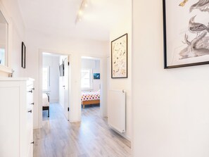 2 makuuhuonetta, silitysrauta/-lauta, internet