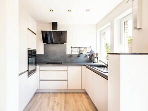 Jääkaappi, mikroaaltouuni, uuni, liesi