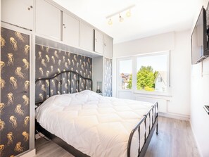 2 slaapkamers, een strijkplank/strijkijzer, internet
