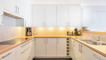 Fridge, oven, stovetop, dishwasher