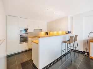 Fridge, oven, stovetop, dishwasher - Spacious flat with lateral sea view (Koksijde)