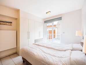 3 bedrooms, iron/ironing board, internet