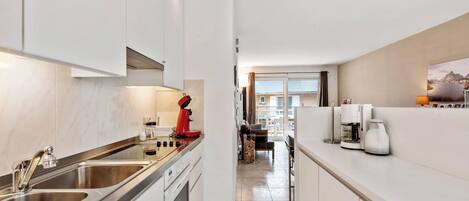 Een koelkast, een microgolfoven, een oven, een kookplaat