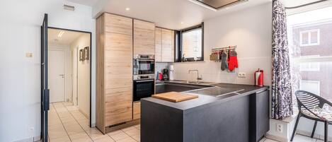 冷蔵庫、電子レンジ、オーブン、コンロ