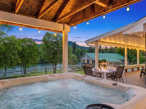 Near Leavenworth Riverfront 6BR + Hot Tub Retreat