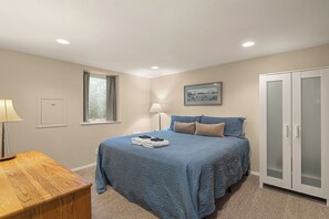 A bedroom with a bed, a wardrobe, a window, and a lamp. - Near Leavenworth Riverfront 6BR + Hot Tub Retreat (Peshastin)