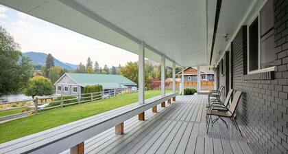 Near Leavenworth Riverfront 6BR + Hot Tub Retreat
