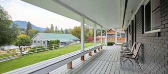 Near Leavenworth Riverfront 6BR + Hot Tub Retreat