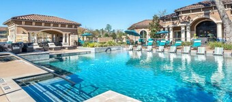 Landing Spectacular 1bd, Pool, Gym