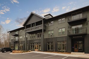 Exterior - Landing Apartments - Oakwood (Oakwood)
