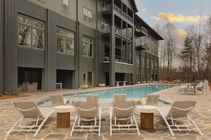 Una piscina al aire libre, tumbonas