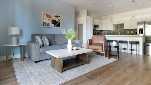 Apartment (2 Bedrooms) | Wohnbereich | 50-Zoll-Fernseher mit Digitalempfang, Tischtennisplatte