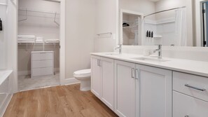 Apartment (2 Bedrooms) | Badezimmer | Badewanne, kostenlose Toilettenartikel, Haartrockner, Handtücher