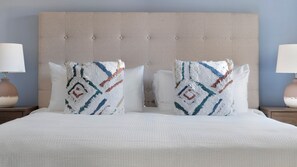 1 bedroom, individually decorated, individually furnished, desk - Landing Apartments - Oakwood (Oakwood)