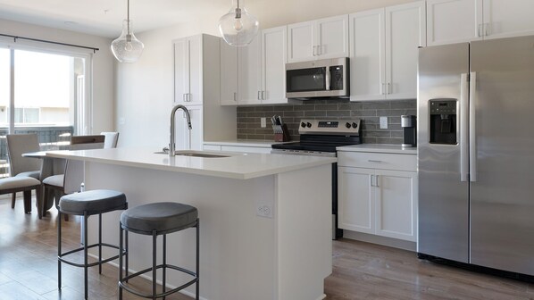 Apartemen (1 Bedroom) | Dapur pribadi | Lemari es dan mesin pembuat kopi/teh