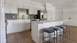 Apartemen (2 Bedrooms) | Dapur pribadi | Lemari es dan mesin pembuat kopi/teh