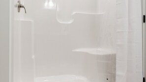 Departamento, 2 baños (2 Bedrooms) | Baño | Tina, amenidades de baño gratuitas, secadora de cabello, toallas 