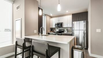 Apartemen (2 Bedrooms) | Dapur pribadi | Lemari es dan mesin pembuat kopi/teh