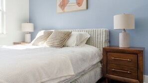 شقة (2 Bedrooms) | بديكورات فريدة لكل غرفة وطراز فريد لكل وحدة ومكواة/لوح كي وملاءات أسرّة