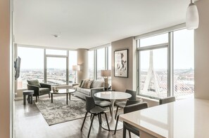 Apartment (2 Bedrooms) | Ruang tamu | 50 inci televisyen dengan digital 