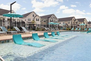 حمّام سباحة خارجي موسمي، مقاعد للتشمس