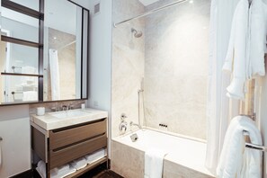 Studio, 1 Tempat Tidur Queen (0 Bedroom) | Kamar mandi | Bathtub, perlengkapan mandi gratis, pengering rambut, dan handuk