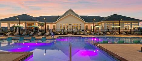 Alberca al aire libre por temporada y camastros