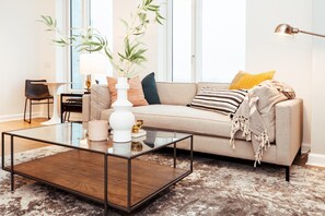 Estudio, 1 cama Queen size (0 Bedroom) | Área de sala de estar | Televisión de 50 pulgadas con canales digitales 