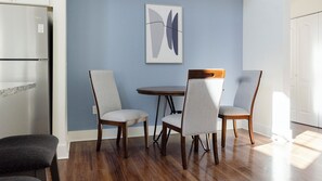 شقة (2 Bedrooms) | غرفة لتناول الطعام