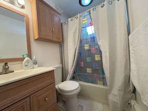 Asciugacapelli, asciugamani, sapone, carta igienica