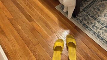 Een strijkplank/strijkijzer, wifi, beddengoed