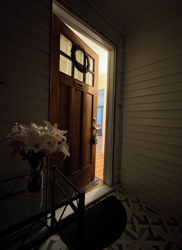 Cozy large 2 bedrooms apartment on Historic Mt Auburn • 5 Min to Harvard