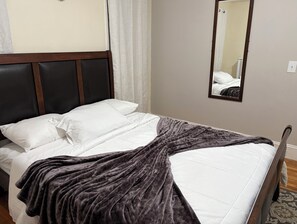 2 bedrooms, iron/ironing board, WiFi, bed sheets - Cozy large 2 bedrooms apartment on Historic Mt Auburn • 5 Min to Harvard (Watertown)