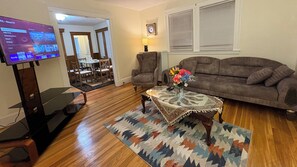 Smart TV - Cozy large 2 bedrooms apartment on Historic Mt Auburn • 5 Min to Harvard (Watertown)