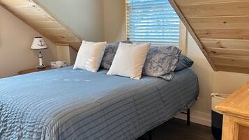 Tabla de planchar con plancha, wifi y ropa de cama