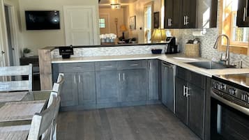 Microondas, horno, parrilla de estufa y lavavajillas