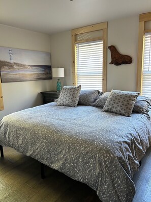 3 bedrooms, iron/ironing board, WiFi, bed sheets - 3-bedroom House with River View in the Center of Town (Machias)