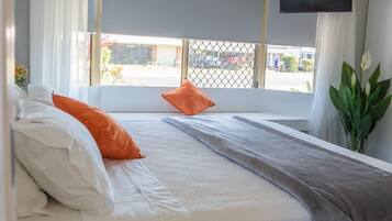 4 عدّة غرف نوم ومكواة/لوح كي وواي فاي مجانًا وملاءات أسرّة