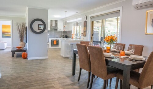 Stays with Ripley,
4bed, 2 bath pet friendly home only 3min drive to Hosp/beach!