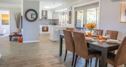 Stays with Ripley,
4bed, 2 bath pet friendly home only 3min drive to Hosp/beach!