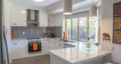 Stays with Ripley,
4bed, 2 bath pet friendly home only 3min drive to Hosp/beach!