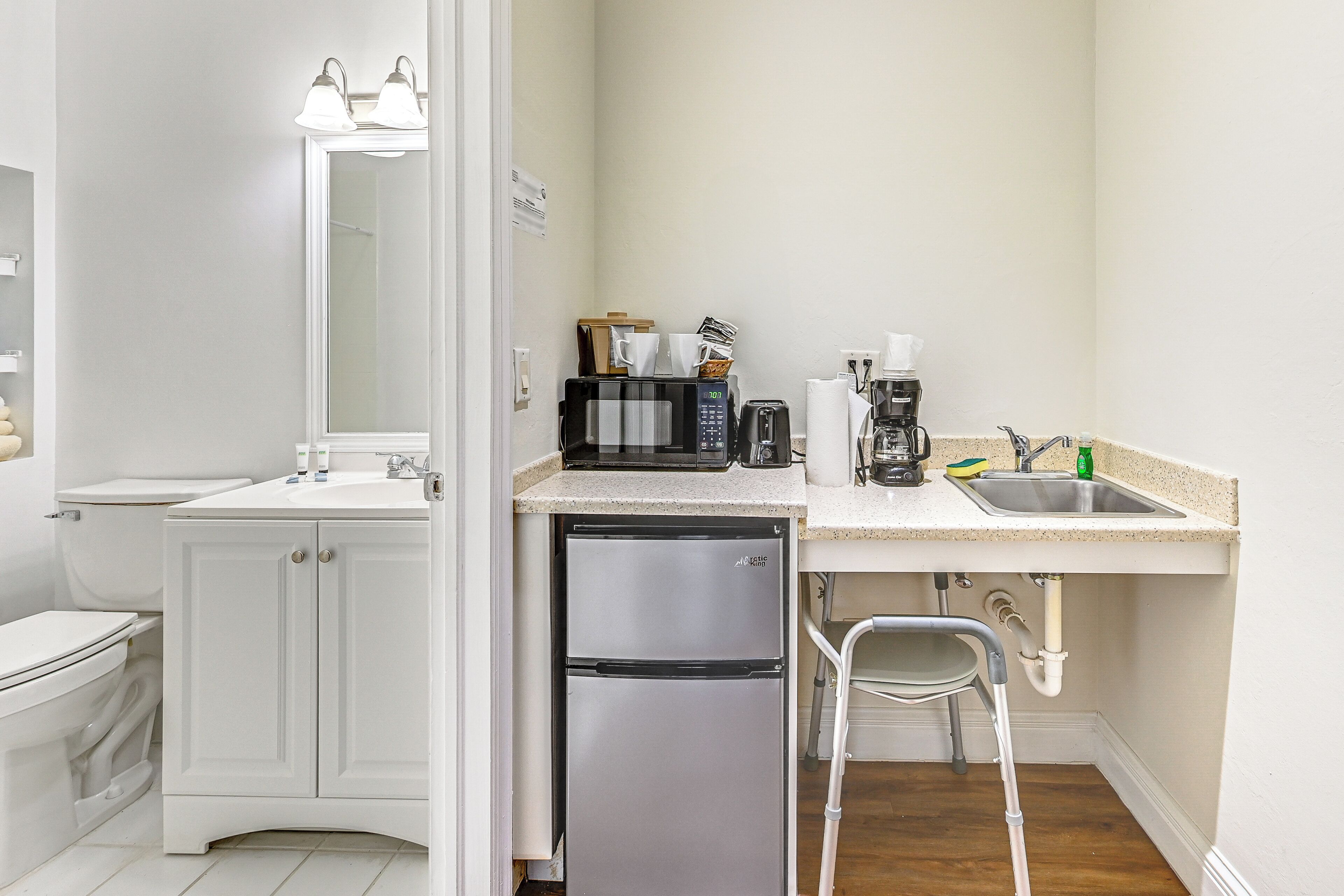 Kitchenette | Toaster | Trash Bags & Paper Towels