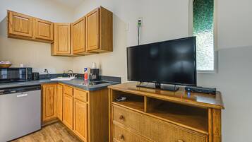 Coffee/tea maker, toaster, cookware/dishes/utensils, dining tables