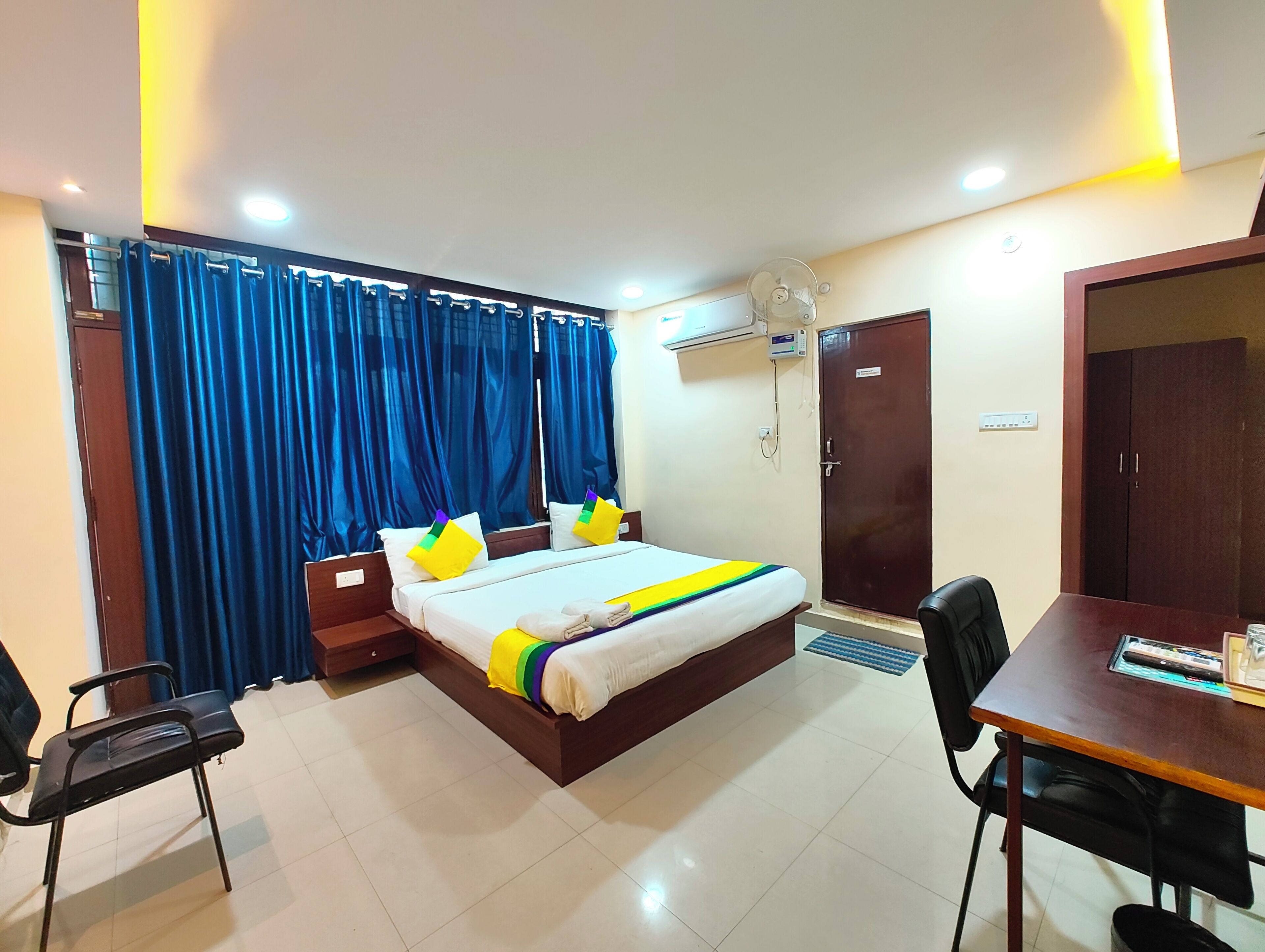 Deluxe Double Room, Multiple Beds, Air conditioning | Hypo-allergenic bedding, in-room safe, soundproofing, free WiFi