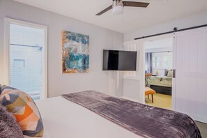 1 dormitorio, escritorio, tabla de planchar con plancha y cuna de viaje