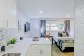 1 dormitorio, escritorio, tabla de planchar con plancha y cuna de viaje