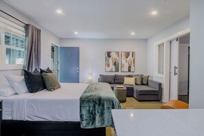 1 soverom, skrivebord, strykejern/-brett og reiseseng for barn