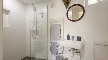 Shower, hair dryer, towels