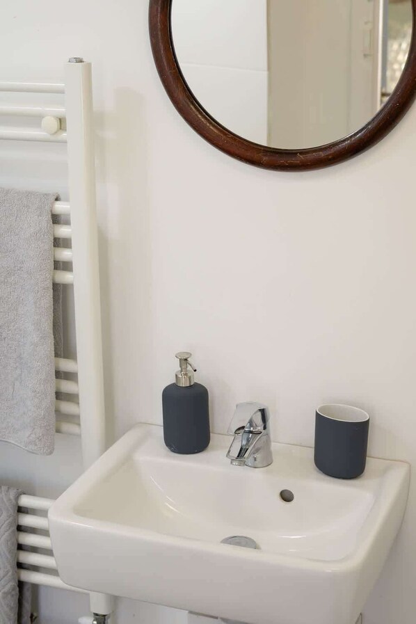 Shower, hair dryer, towels, shampoo - The Artists Studio, Private Parking, Frome (Somerset)