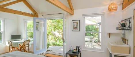 1 habitación, tabla de planchar con plancha, wifi y ropa de cama